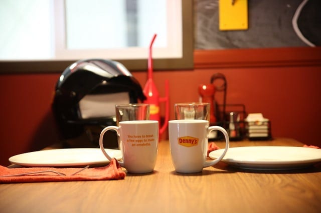 Dennys-booth